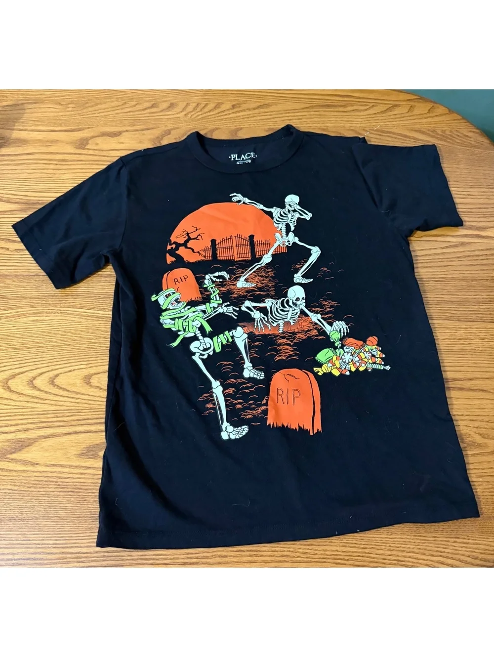 Children’s place skeleton graveyard Halloween candy t shirt size medium 7/8